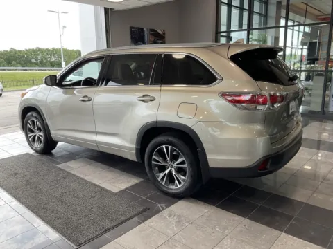 More photos of 2016 Toyota Highlander XLE V6 at Jay Wolfe Toyota, MO