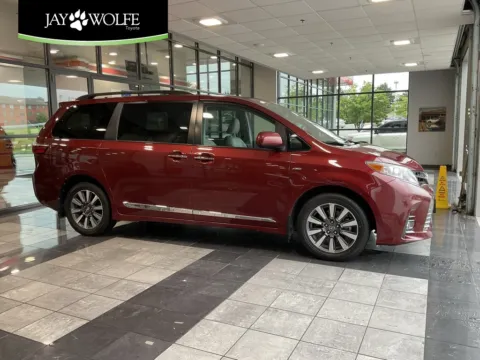 Red 2018 Toyota Sienna XLE for sale in Kansas City, MO