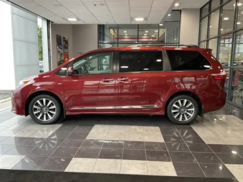 More photos of 2018 Toyota Sienna XLE at Jay Wolfe Toyota, MO