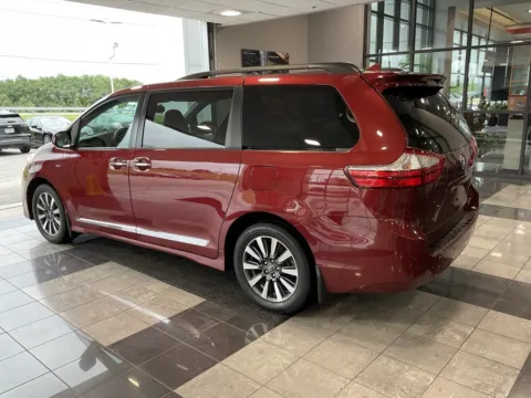 More photos of 2018 Toyota Sienna XLE at Jay Wolfe Toyota, MO