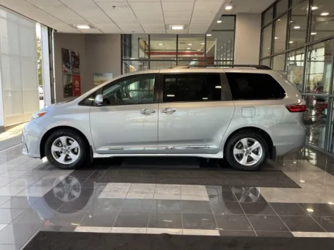 More photos of 2020 Toyota Sienna LE at Jay Wolfe Toyota, MO