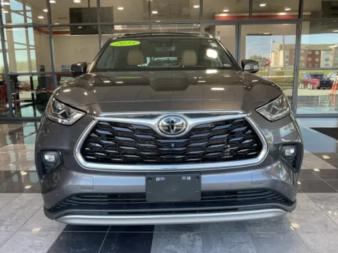 Photos of 2023 Toyota Highlander Platinum for sale in Kansas City, MO at Jay Wolfe Toyota