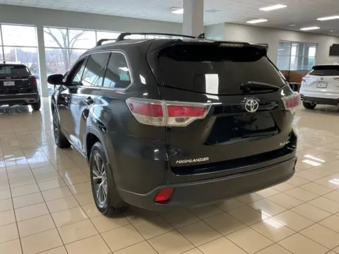 More photos of 2016 Toyota Highlander XLE at Acura of Overland Park, KS