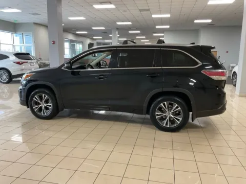 More photos of 2016 Toyota Highlander XLE at Acura of Overland Park, KS