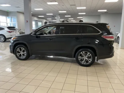 More photos of 2016 Toyota Highlander XLE at Acura of Overland Park, KS