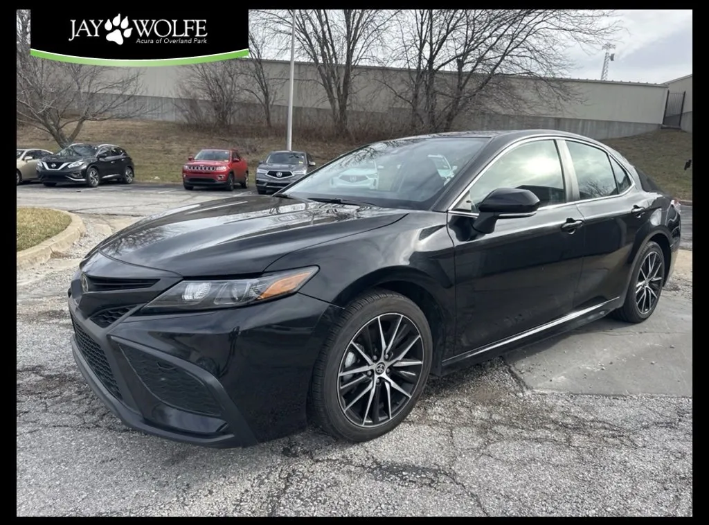 Black 2024 Toyota Camry SE for sale in Overland Park, KS