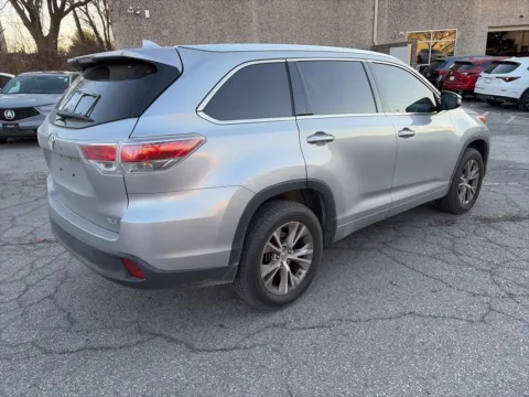 More photos of 2015 Toyota Highlander XLE at Acura of Overland Park, KS