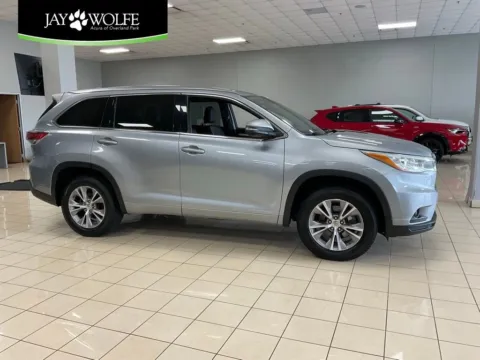Silver 2015 Toyota Highlander XLE for sale in Overland Park, KS