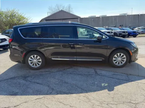 More photos of 2018 Chrysler Pacifica Touring L at Acura of Overland Park, KS