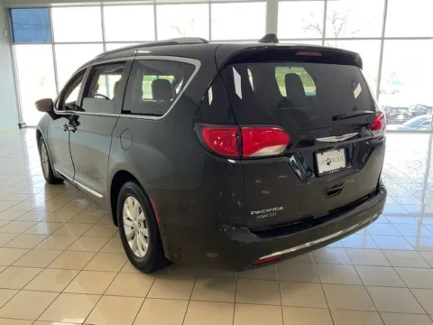More photos of 2018 Chrysler Pacifica Touring L at Acura of Overland Park, KS