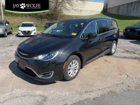 Black 2018 Chrysler Pacifica Touring L for sale in Overland Park, KS