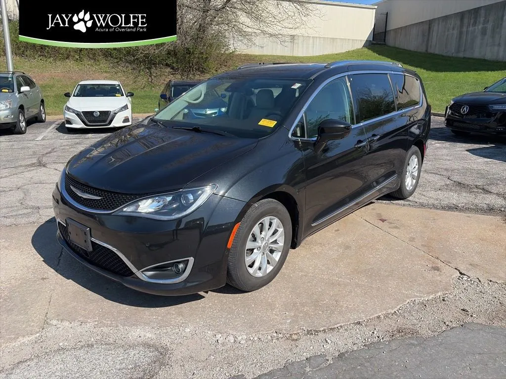 Black 2018 Chrysler Pacifica Touring L for sale in Overland Park, KS