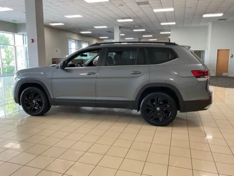 More photos of 2023 Volkswagen Atlas 3.6L V6 SE w/Technology at Acura of Overland Park, KS