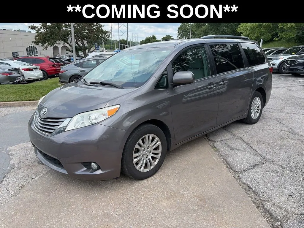 Gray 2017 Toyota Sienna XLE for sale in Overland Park, KS