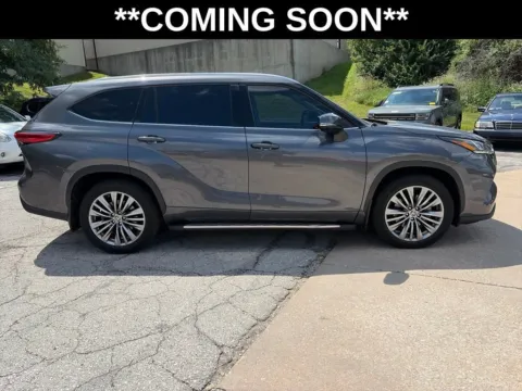 More photos of 2022 Toyota Highlander Platinum at Acura of Overland Park, KS
