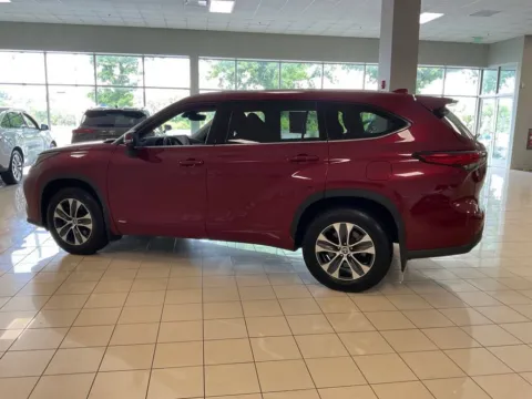 More photos of 2022 Toyota Highlander XLE at Acura of Overland Park, KS