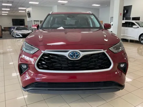 Photos of 2022 Toyota Highlander XLE for sale in Overland Park, KS at Acura of Overland Park