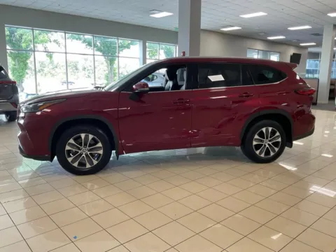 More photos of 2022 Toyota Highlander XLE at Acura of Overland Park, KS