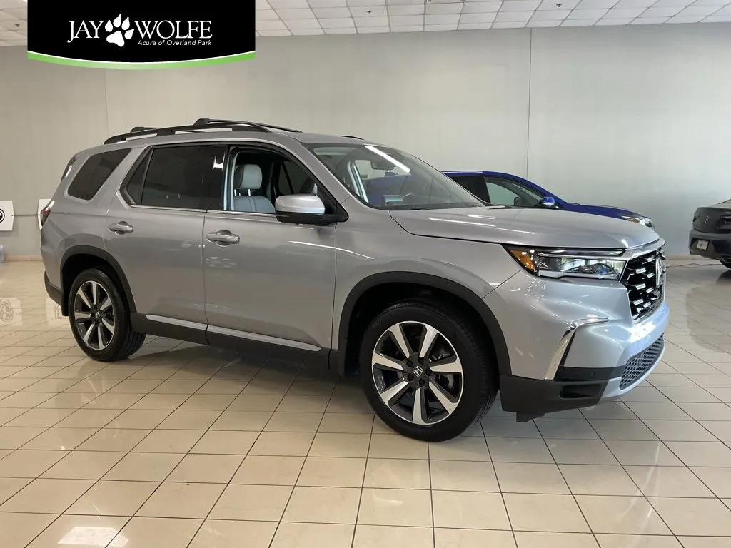 Silver 2023 Honda Pilot Elite for sale in Overland Park, KS