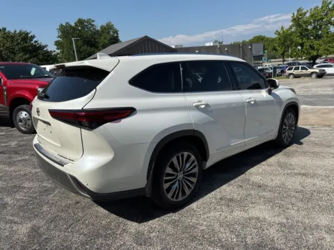 More photos of 2020 Toyota Highlander Platinum at Acura of Overland Park, KS