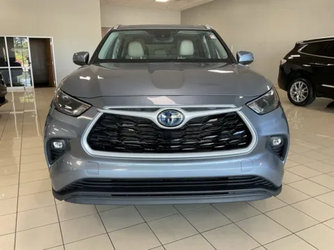 Photos of 2024 Toyota Highlander Hybrid XLE for sale in Overland Park, KS at Acura of Overland Park