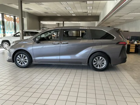 More photos of 2021 Toyota Sienna XLE at Jay Wolfe Auto Outlet, MO