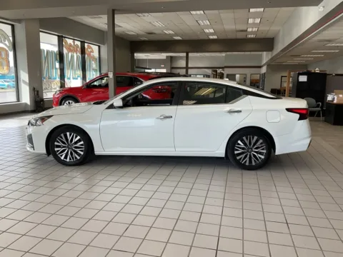 More photos of 2023 Nissan Altima 2.5 SV at Jay Wolfe Auto Outlet, MO