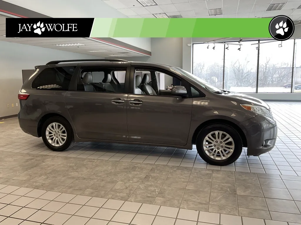 Red 2016 Toyota Sienna L for sale in Kansas City, MO
