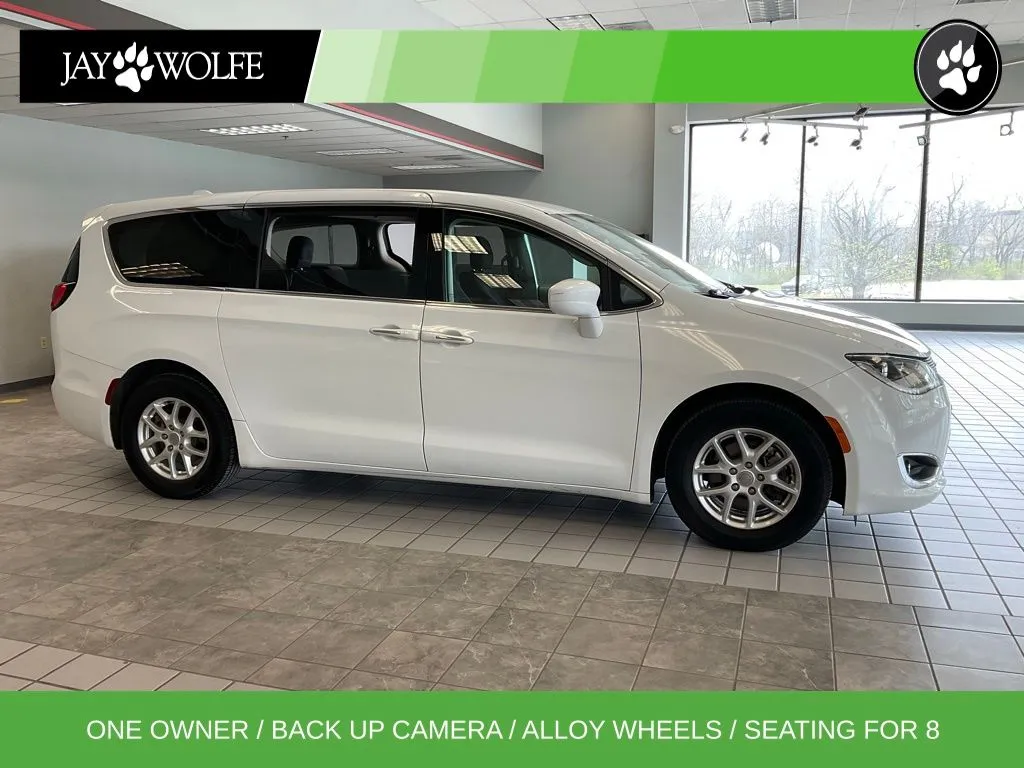 White 2020 Chrysler Pacifica Touring for sale in Kansas City, MO