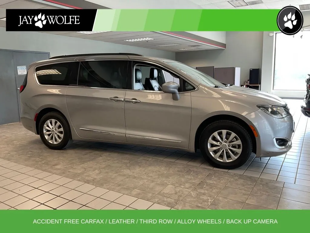 Silver 2017 Chrysler Pacifica Touring L for sale in Kansas City, MO