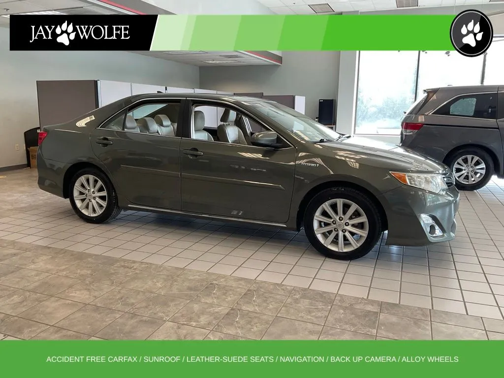 Green 2013 Toyota Camry Hybrid XLE for sale in Kansas City, MO