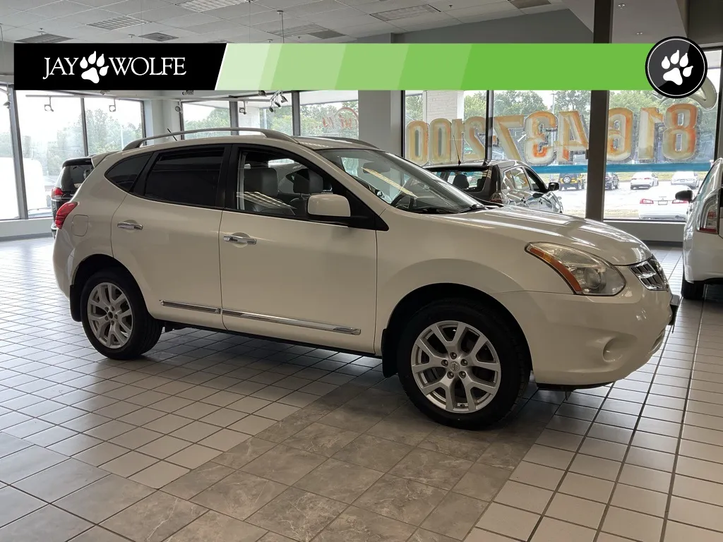 White 2011 Nissan Rogue SV for sale in Kansas City, MO