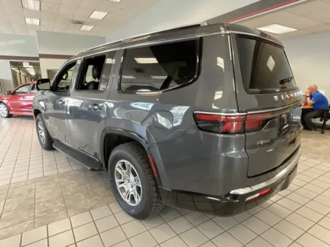 More photos of 2022 Jeep Wagoneer Series I at Jay Wolfe Auto Outlet, MO
