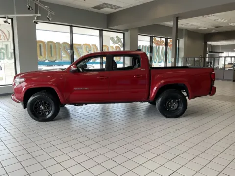 More photos of 2021 Toyota Tacoma SR5 at Jay Wolfe Auto Outlet, MO