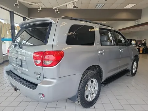 More photos of 2016 Toyota Sequoia SR5 at Jay Wolfe Auto Outlet, MO