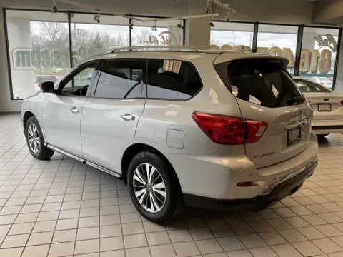 More photos of 2019 Nissan Pathfinder SL at Jay Wolfe Auto Outlet, MO