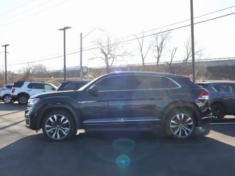 More photos of 2022 Volkswagen Atlas Cross Sport 3.6L V6 SEL Premium R-Line at Jay Wolfe Honda, MO