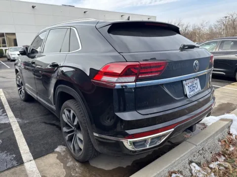 More photos of 2022 Volkswagen Atlas Cross Sport 3.6L V6 SEL Premium R-Line at Jay Wolfe Honda, MO
