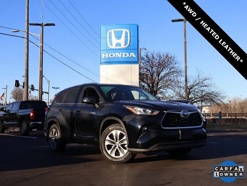 Black 2020 Toyota Highlander Hybrid XLE for sale in Kansas City, MO