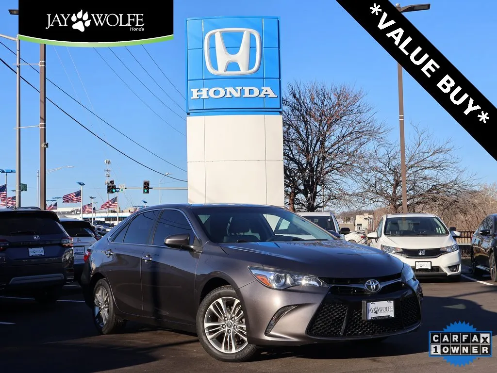 Gray 2017 Toyota Camry SE for sale in Kansas City, MO