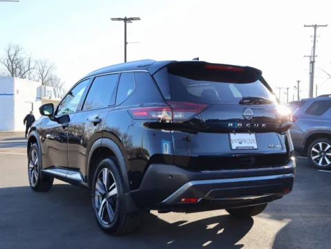 More photos of 2023 Nissan Rogue SL at Jay Wolfe Honda, MO