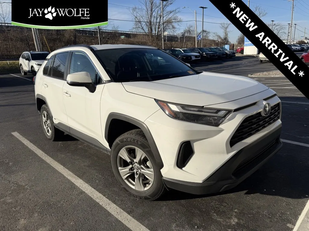 White 2024 Toyota RAV4 Hybrid XLE for sale in Kansas City, MO