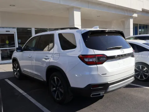 More photos of 2025 Honda Pilot Elite at Jay Wolfe Honda, MO