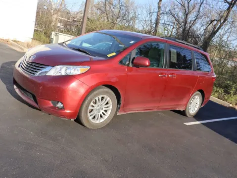 More photos of 2015 Toyota Sienna XLE at Jay Wolfe Honda, MO