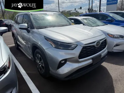 Silver 2022 Toyota Highlander XLE for sale in Kansas City, MO