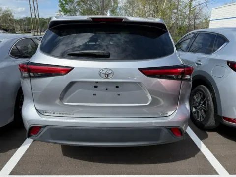 More photos of 2022 Toyota Highlander XLE at Jay Wolfe Honda, MO