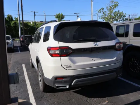 More photos of 2023 Honda Pilot Touring at Jay Wolfe Honda, MO