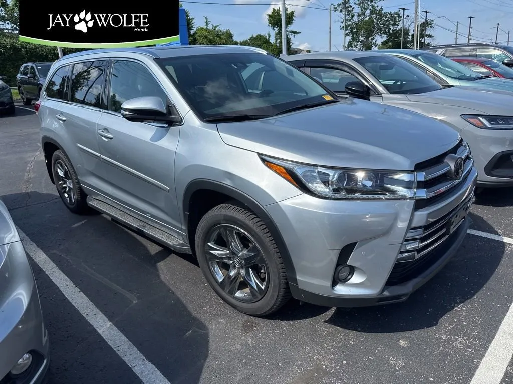 Silver 2018 Toyota Highlander Limited Platinum for sale in Kansas City, MO