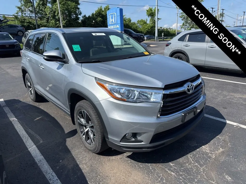 Silver 2016 Toyota Highlander XLE for sale in Kansas City, MO