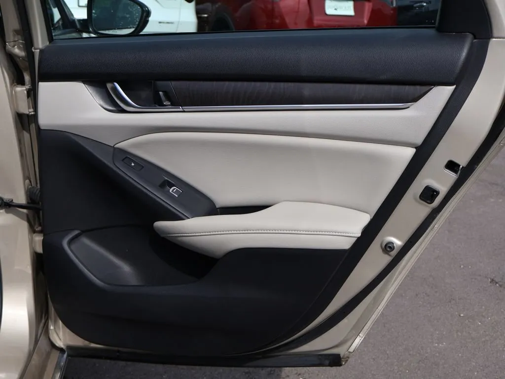 2020 Honda Accord Hybrid Touring - Photo 14